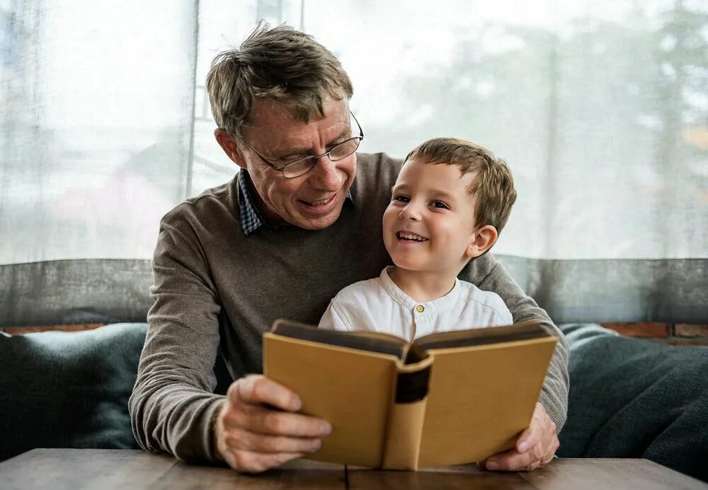 Дед сын внук. Схема родственных связей двоюродных сестер. Родственные связи схема родства. Родного брата внучка кем приходится родной сестры брата. Объятия отца и сына.