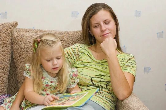 Взрослый и ребенок думают. Учит маленькую дочь. Ребенок. Мама учит доченьку. Мама и дочь ссора.