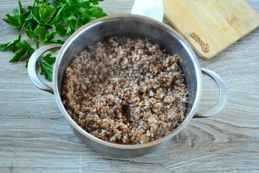 Как понять что гречка испортилась. Гречневая каша с колбасой. Гречка с колбасой. Гречка готовая. Гречка с жареными колбасками.