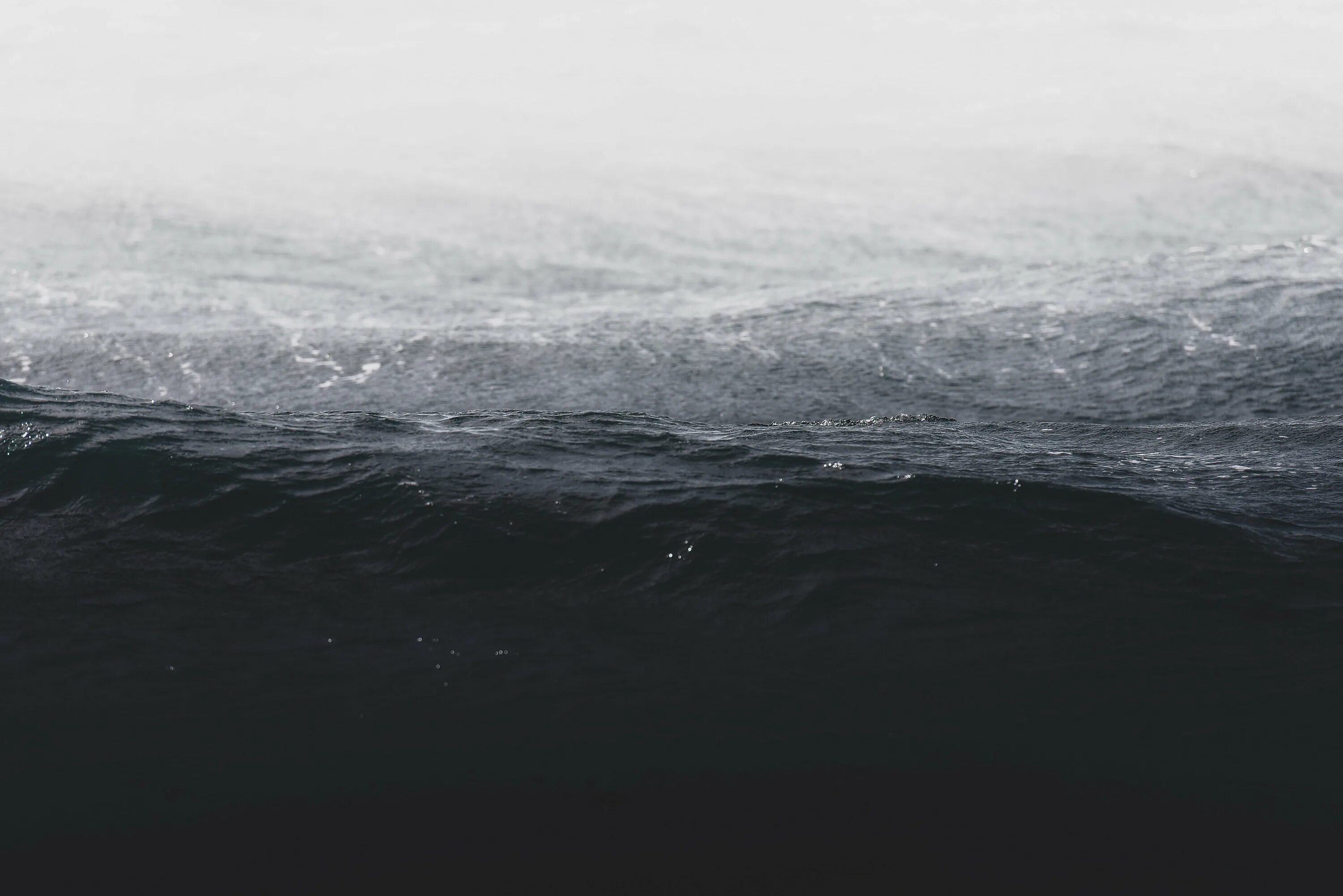 Есть черный океан. Темные воды. Море, волны. Серые волны. Поверхность воды.
