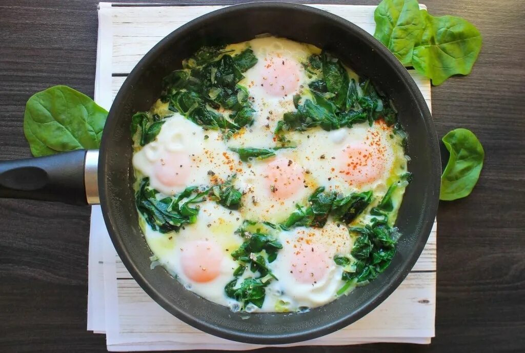 глазунья со шпинатом. шпинат с яйцом. шпинат с яйцом. яичница со шпинатом на сковороде. яичница со сливками и шпинатом.