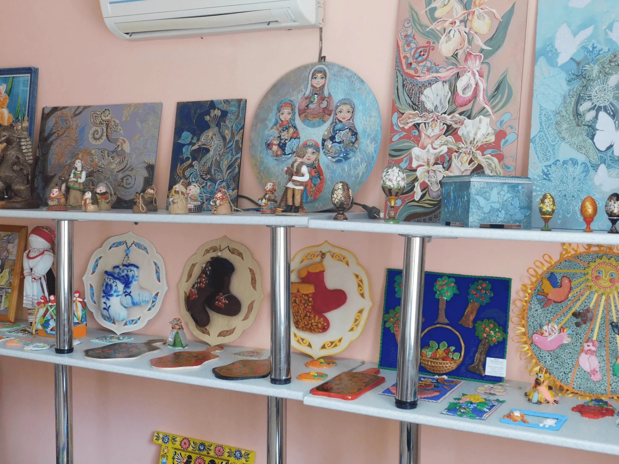 Название кружка дпт. Творческий мастер класс для детей. Декоративно-прикладное искусство для детей. Выставка декоративно-прикладного искусства. Поделка на кружке умелые руки.