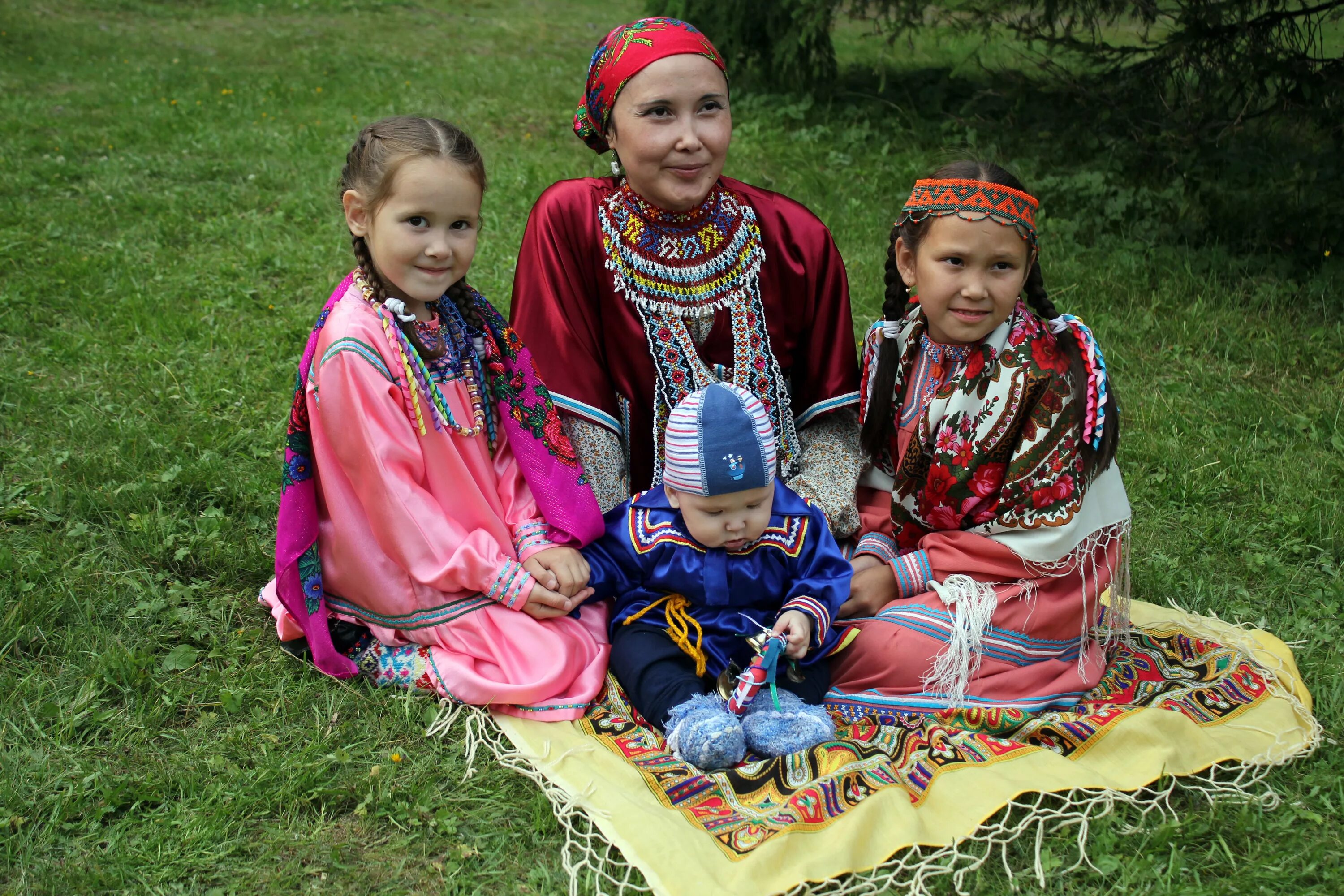 Народы россии манси. Ханты манси люди. Ханты манси народность. Народы Урала вогулы (манси). Народы России Ханты и манси.