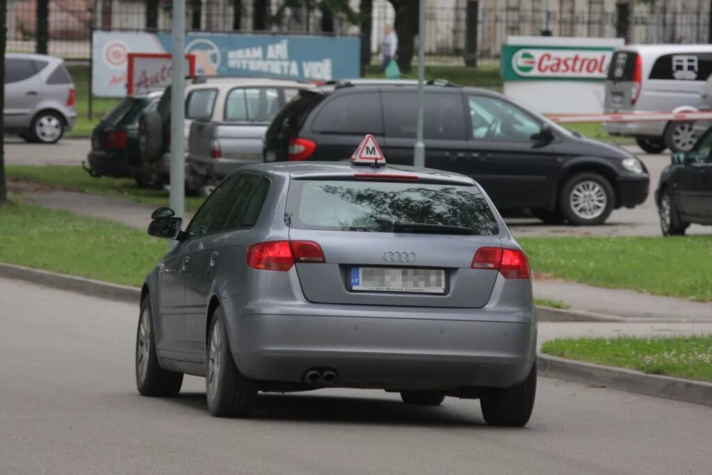 Учебная езда движение в жилой зоне. Учебная езда в жилой зоне. Учебная езда запрещена ПДД В жилой зоне. Езда в жилой зоне фото.