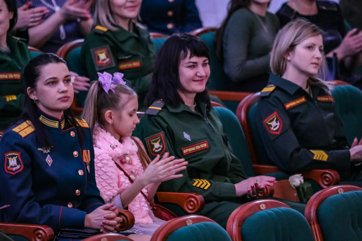 С праздником военнослужащих женщин. Девушка кантемировская. Фотосессия в метро девушка. Девушка в длинной юбке. Прозрачная одежда в метро.