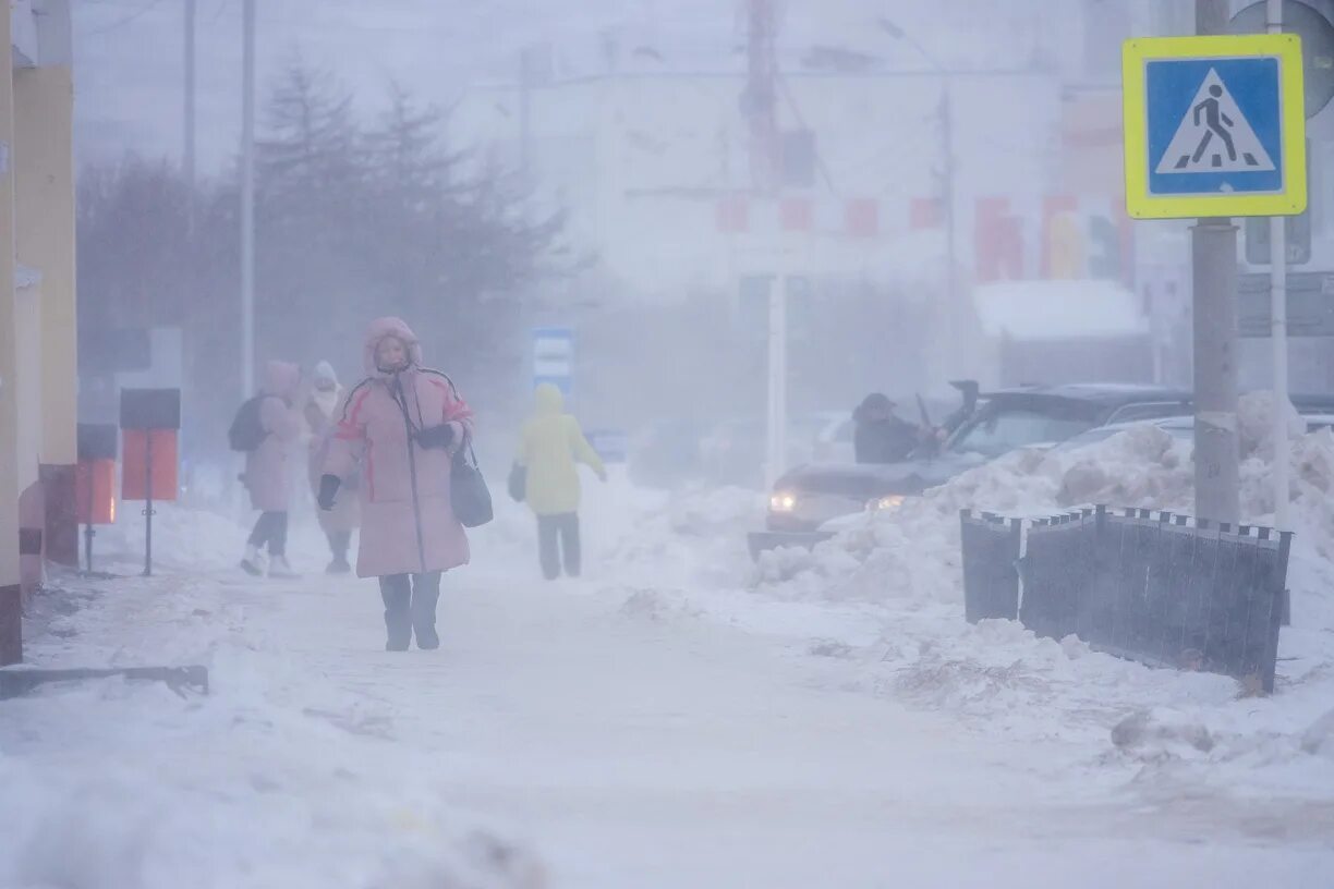 Ветров магадан. Магадан ветер. Ураганный ветер срывающий крыши с домов. Экстренное предупреждение метель. Магаданская 13.