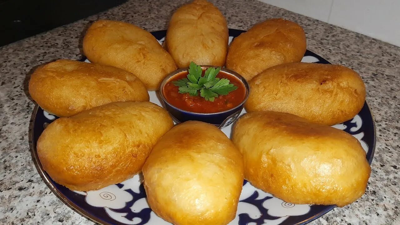 Как называется пирожки с мясом жареные. Ташкент пирожки гумма. узбекские жареные пирожки гумма. пирожки с картошкой. узбекские пирожки с картошкой.