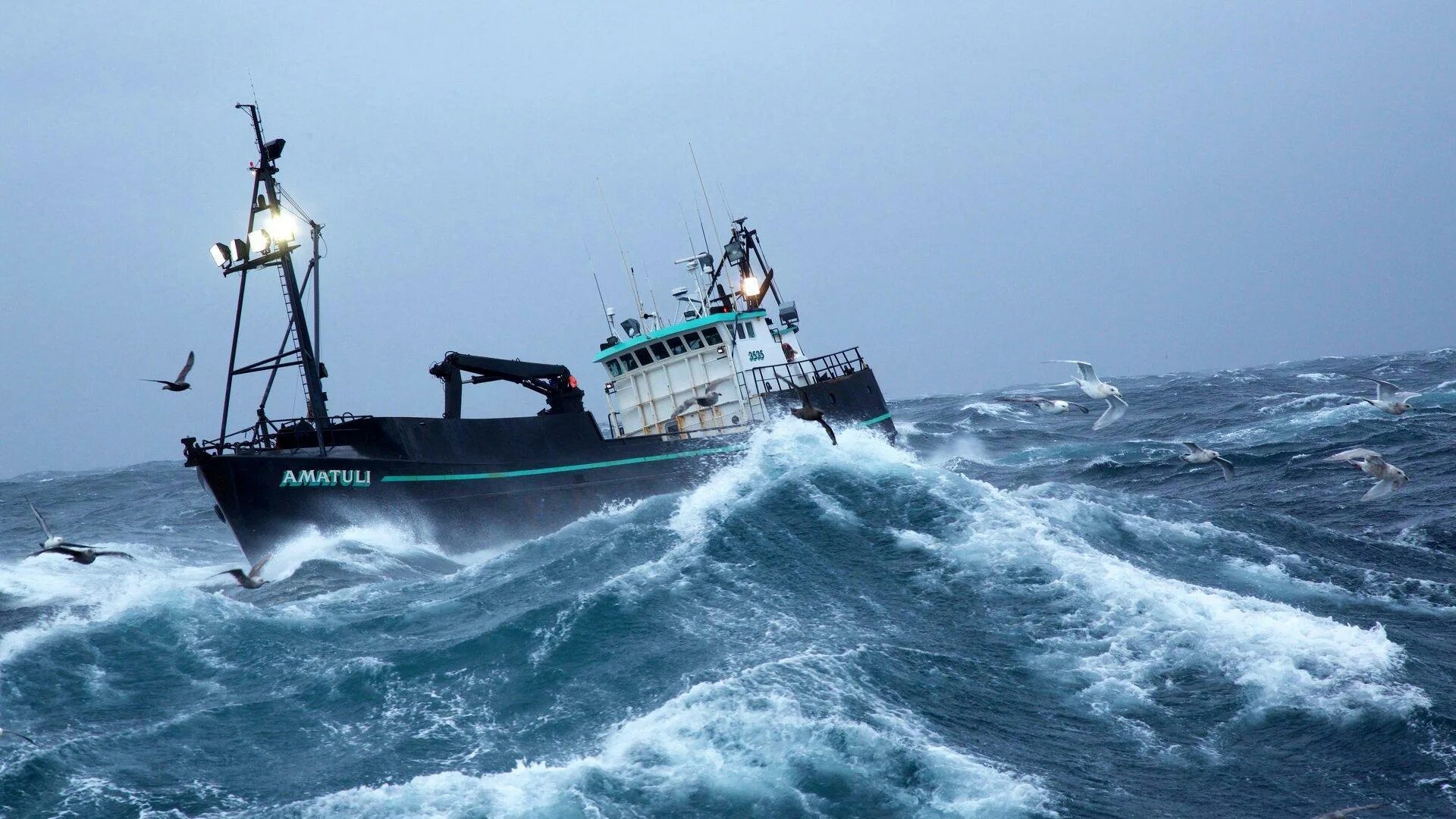 Смертельный улов 19. Смертельный улов шторм. "Deadliest catch" эпизод "Капитаны". Краболовное судно смертельный улов. Рыболовецкое судно в шторм.