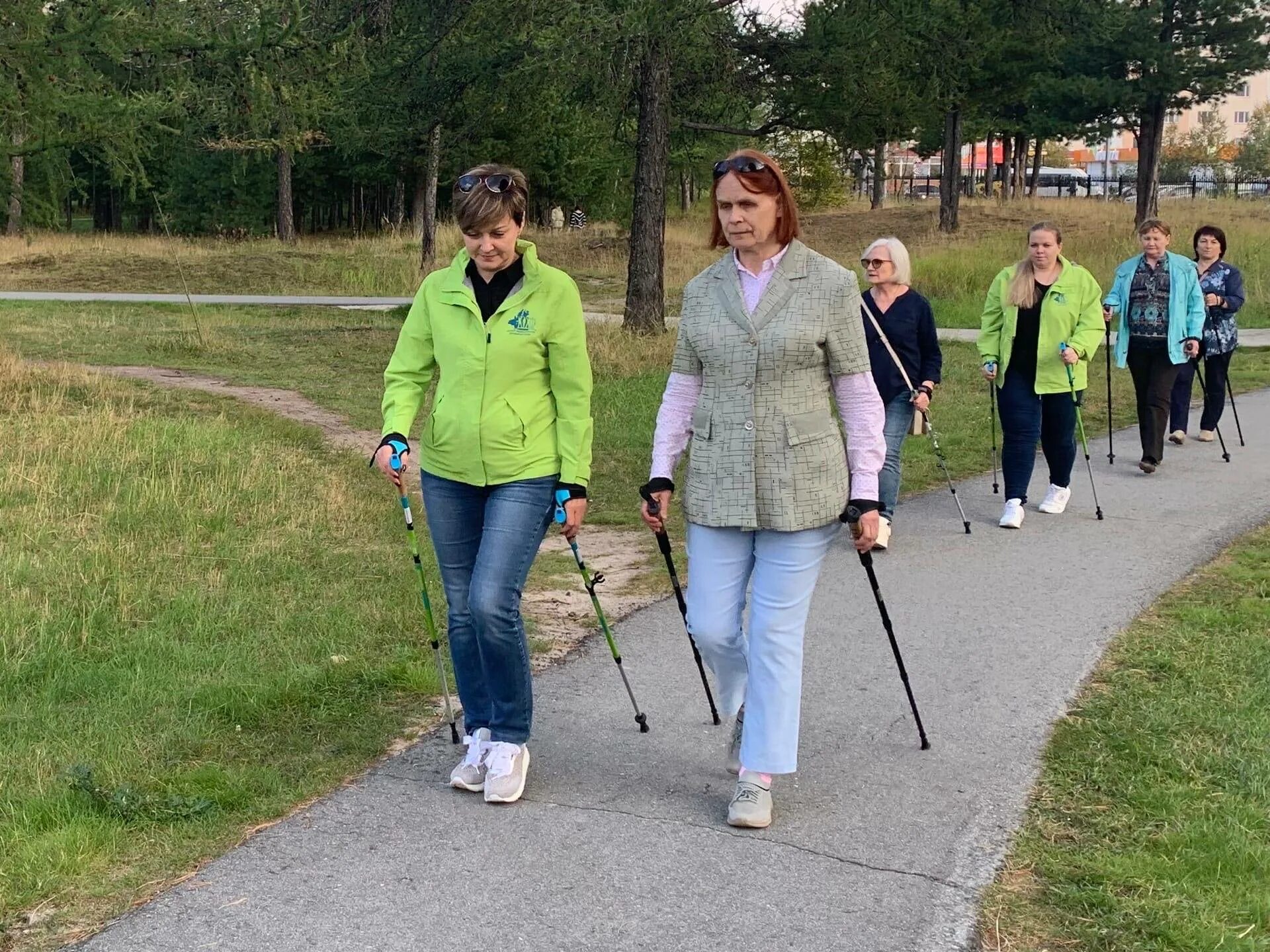 Ходьба видео. Скандинавская ходьба с палками техника. Ходьба видео. Ходьба. Дорожка для скандинавской ходьбы.