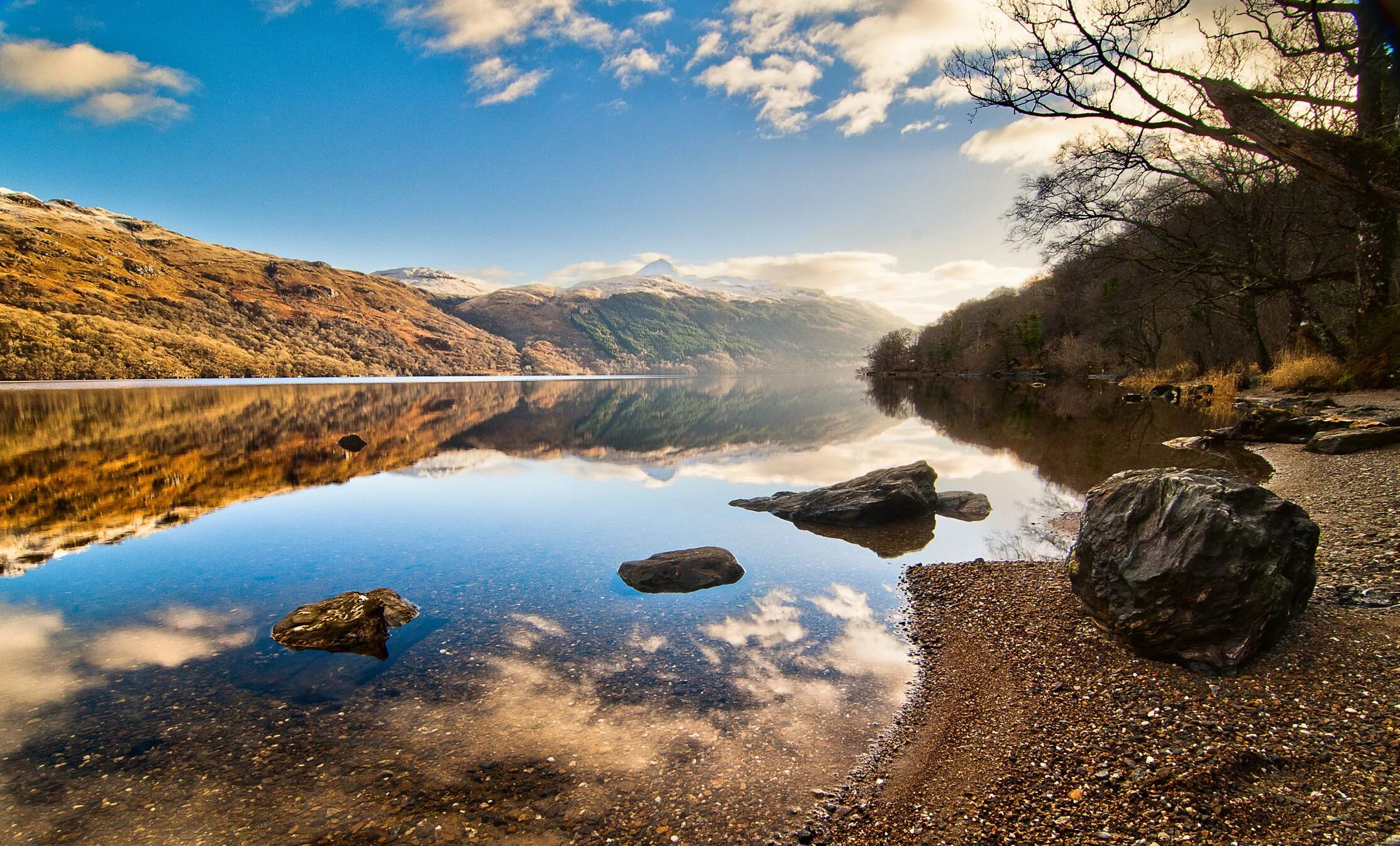 Шотландия озеро Loch Lomond. Озеро лох ломонд. Озеро лох-лох лох ломонд. Лох-ломонд Шотландия лох.