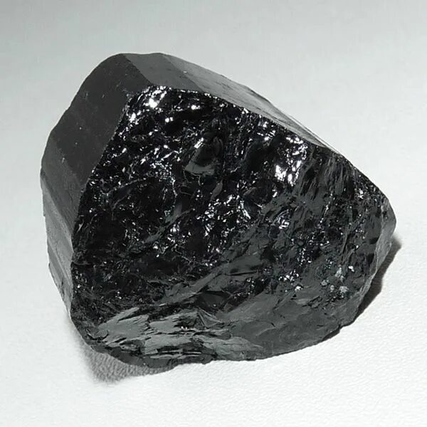 Самый черный минерал. Кристалл черного турмалина. Черный обсидиан самородок Кристалл. Турмалин шерл ограненный. Турмалин самородок.