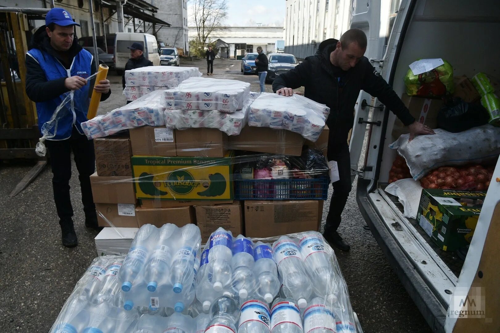 Гуманитарная помощь в днр. Сбор гуманитарной помощи. Пункт приема гуманитарной помощи. Пункты приема гуманитарной помощи для Донбасса. Прием гуманитарной помощи беженцам.