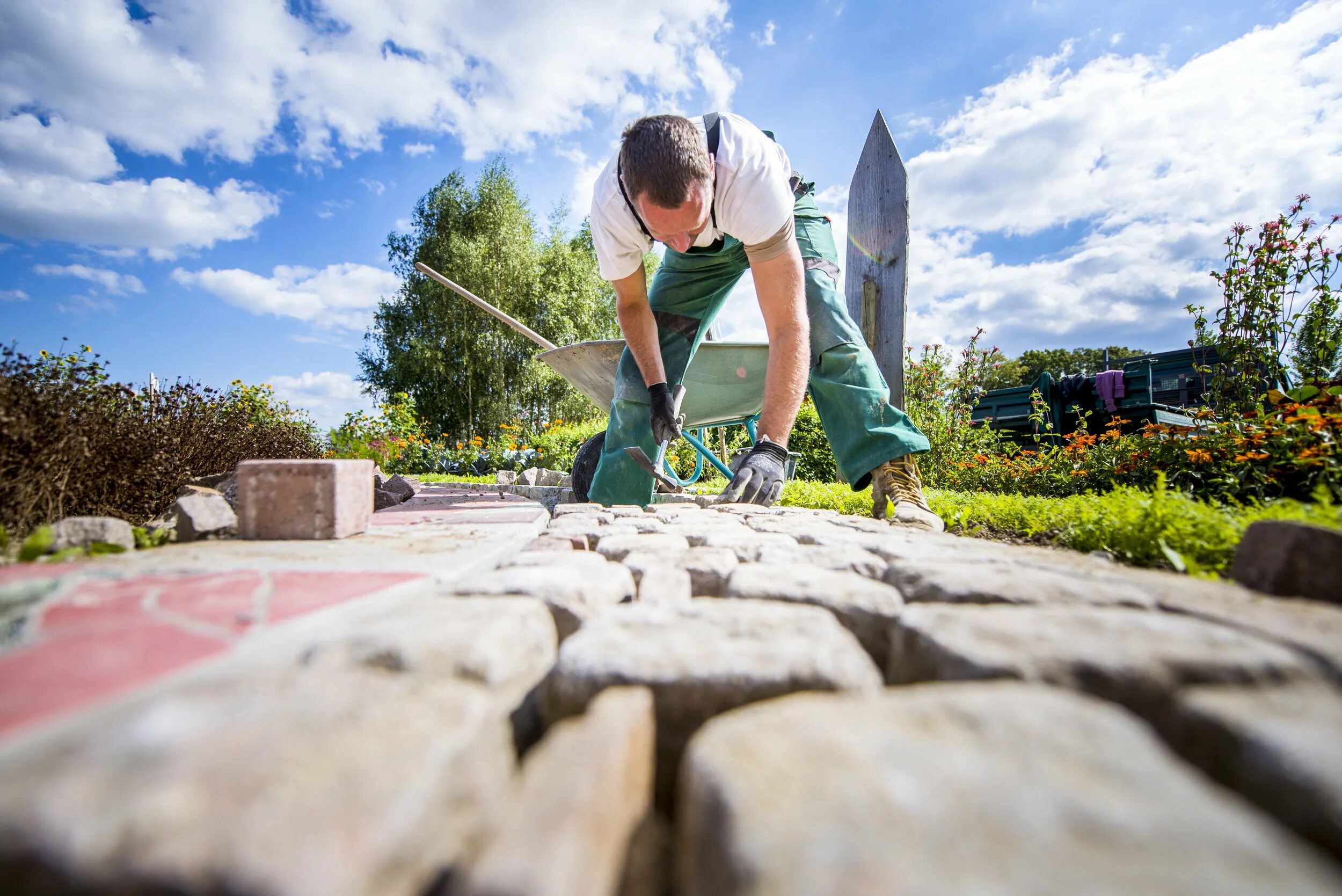 Stone working. Человек в ландшафте. Ландшафт разнорабочие. Ландшафтные работы рабочие. Ландшафтный дизайнер человек.