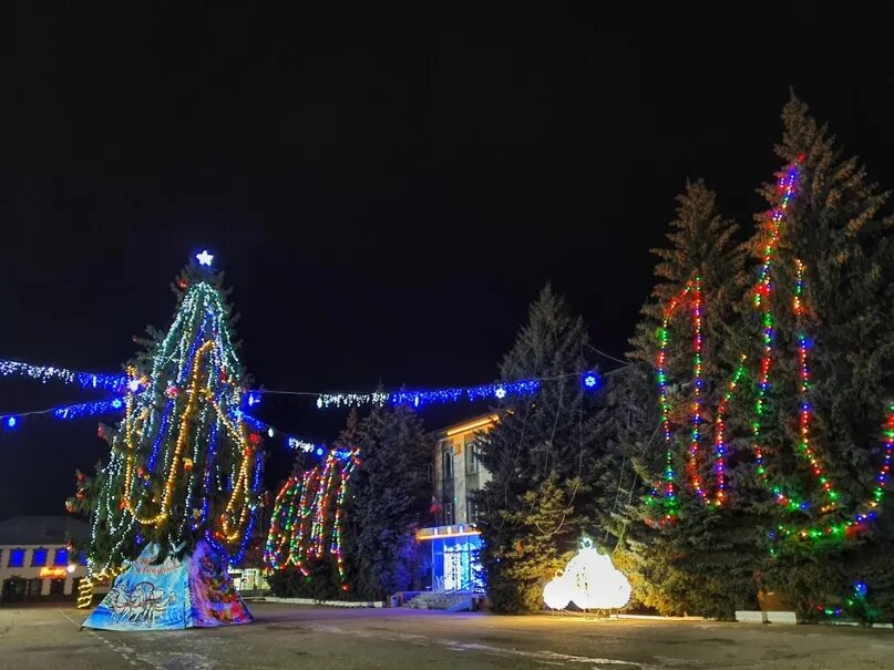 Красноармейск площадь Победы. Елка в Красноармейске. Город Красноармейск Саратовской области. Город Саратов Красноармейск. Красноармейск м о подслушано