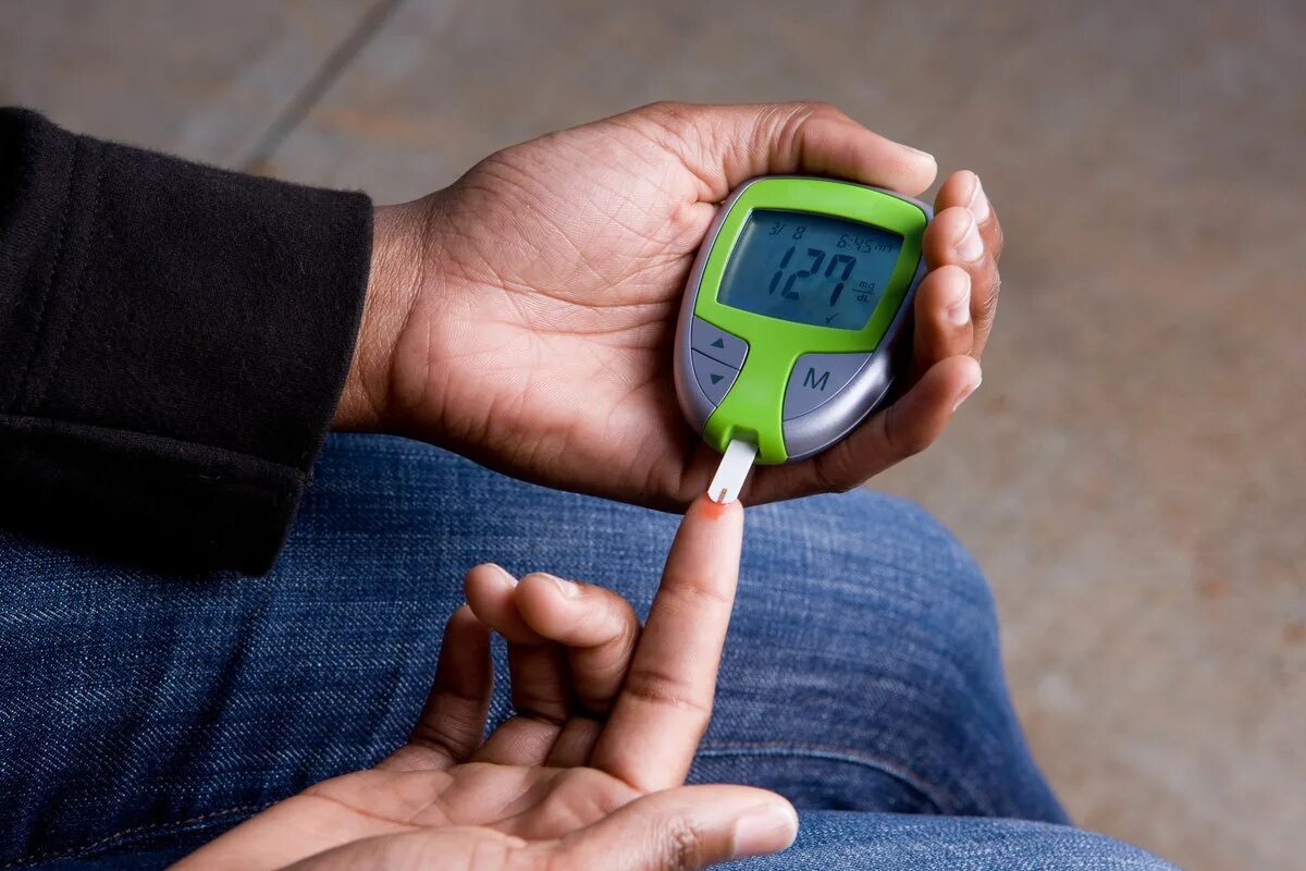 Уровень глюкозы и холестерина. Измерение сахара. Измерение сахара в крови. Глюкометр диабет. Измерение уровня Глюкозы в крови.
