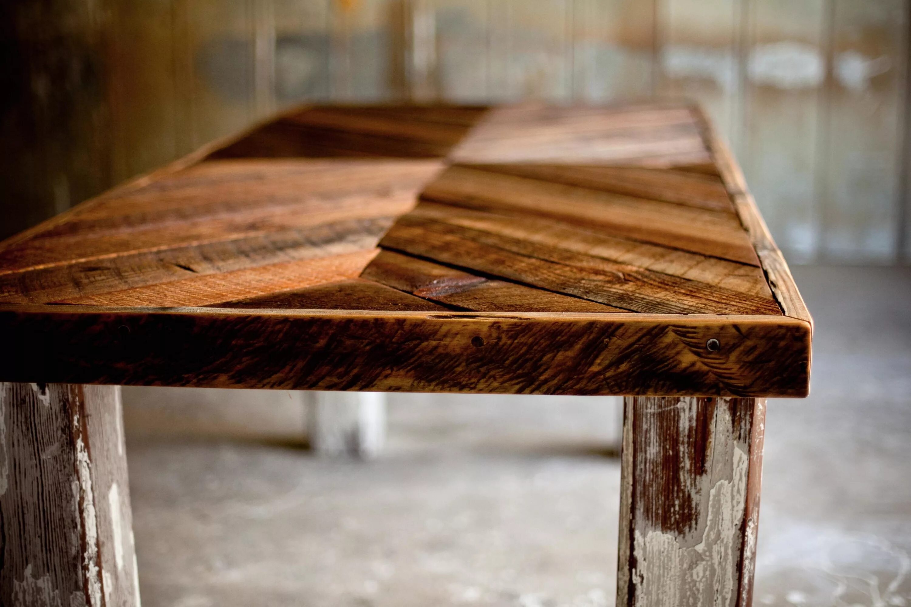 Лучшие картинки стола. Стол деревянный. Деревянная поверхность стола. Деревянный лакированный стол. Старая деревянная столешница.