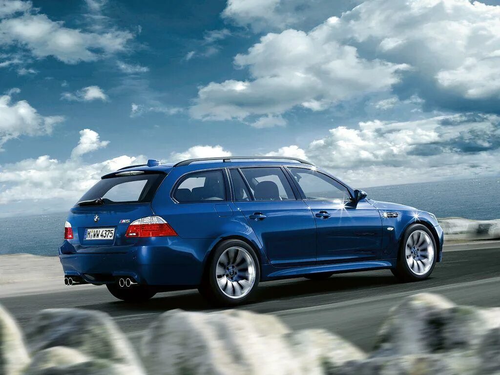 Что означает touring. Bmw m5 e61 touring. бмв е61 туринг. бмв м5 е61 туринг. bmw e61 универсал.
