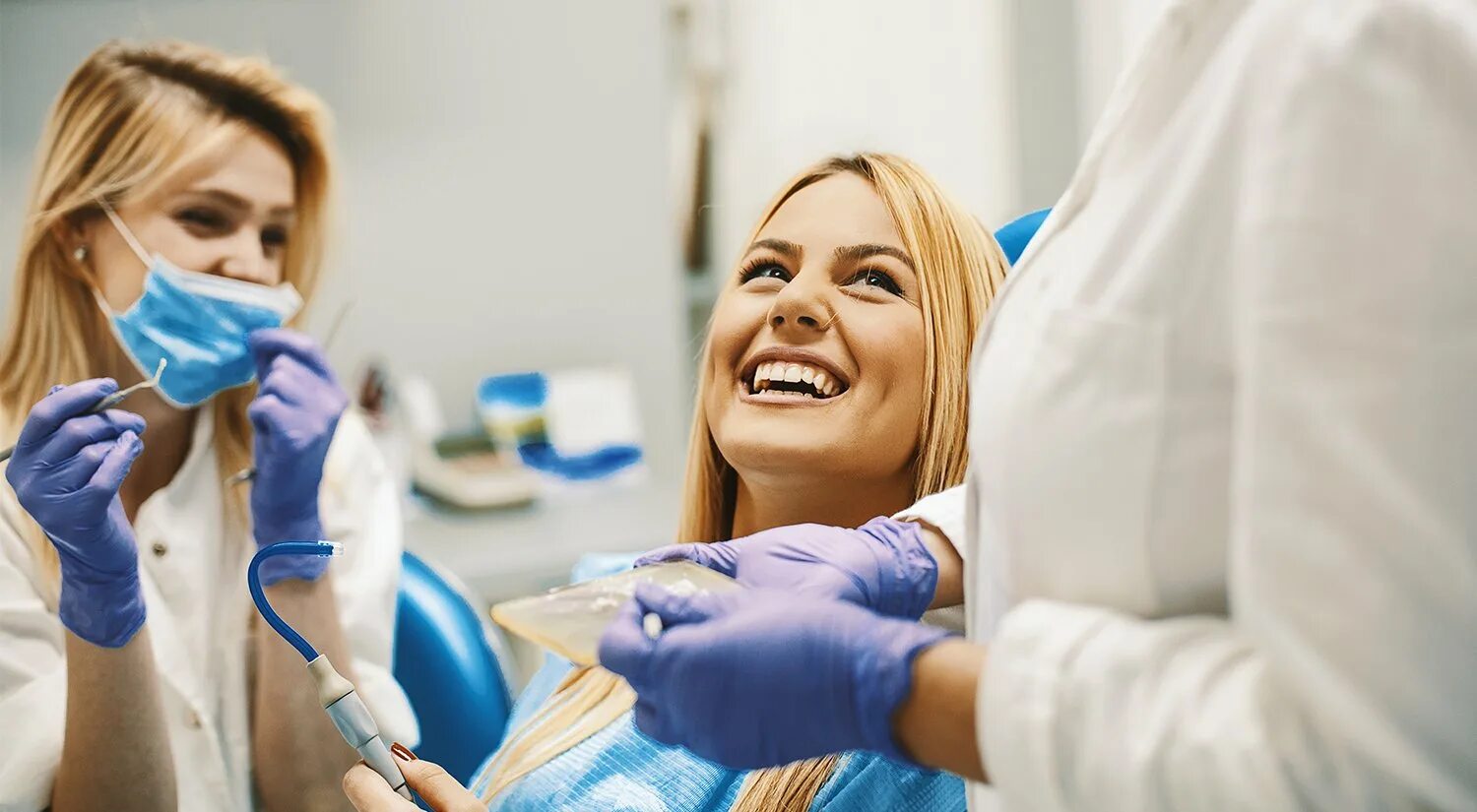 Стоматологи без работы. Тренинг стоматологов. Молодая женщина стоматолог. Регулярное посещение стоматолога. Стоматолог блондинка.