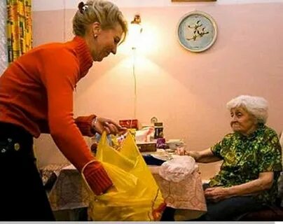 Соц работник помогает