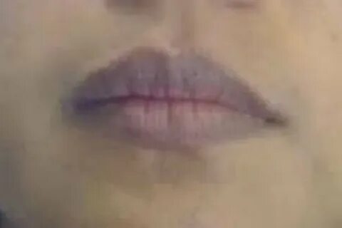 Синие губы у женщины