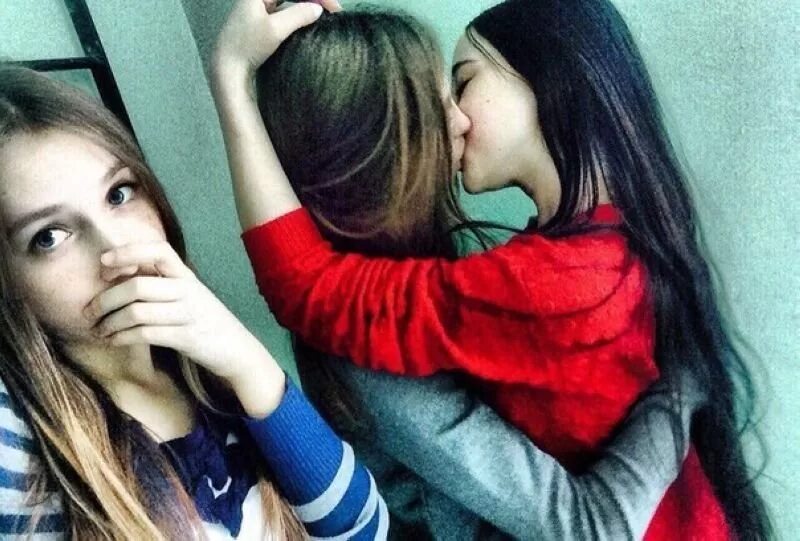 Lesbian 13. Подруги 14 лет. Две девочки в школе. Подруги 14 лет красивые. Две подруги в школе.