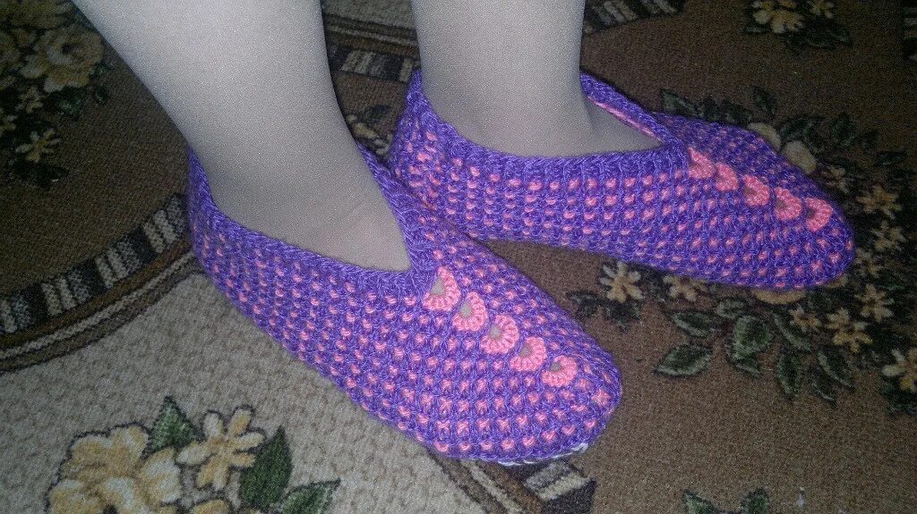 Следки ракушка василиса желтикова. Тапочки следки на 2 спицах с веером без швов. Вязаные тапочки с листочками. Боровая. Следки веером на двух.