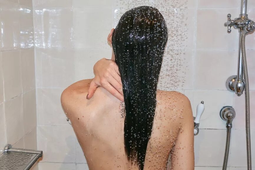 Волосы после душа. Волосы после душа объявление. Woman take a Shower.