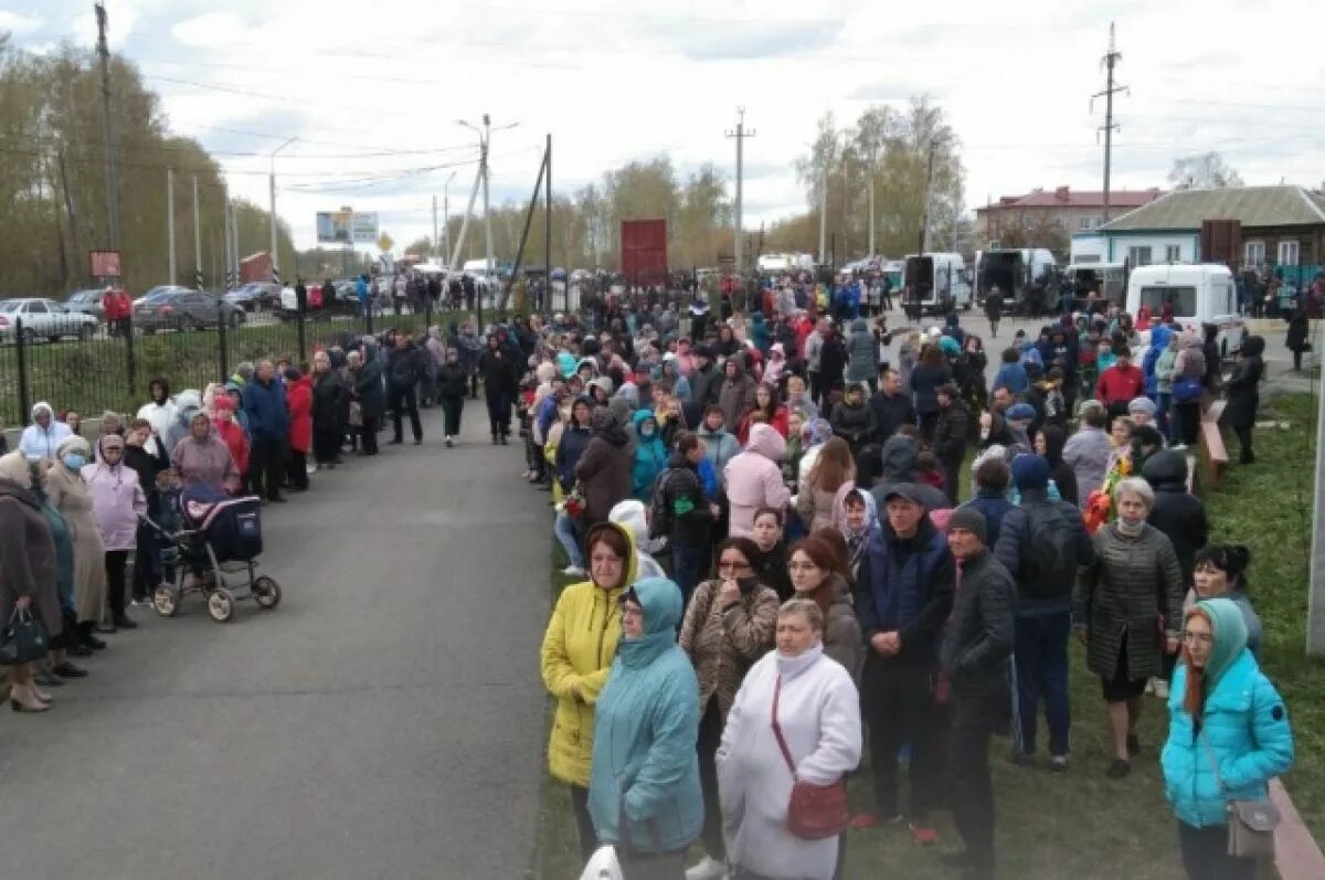 Ульяновск прощание. Вешкайма похороны погибших в детском саду. Могилы детей погибших в детском саду. Вешкайма стрельба в детском саду. Вешкайма детский сад.