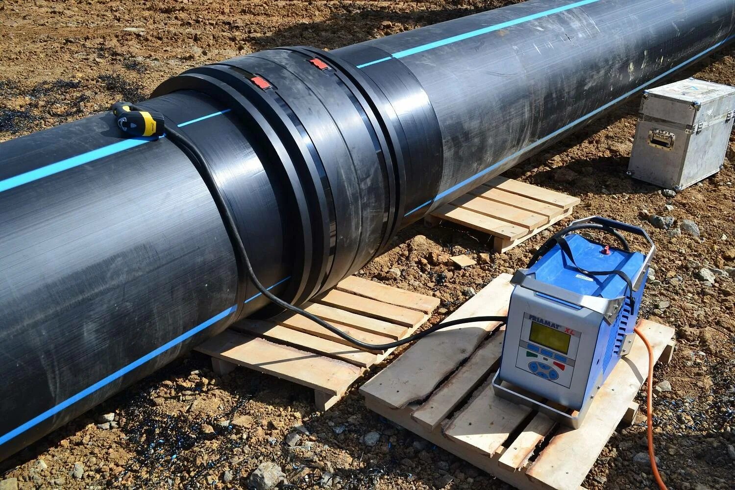 Соединение стальной трубы с полипропиленовой 110. Схема пайки полиэтиленовых труб. Полиэтилен труба как соединить. Полиэтилен труба как соединить. Схема сборки пнд соединения.