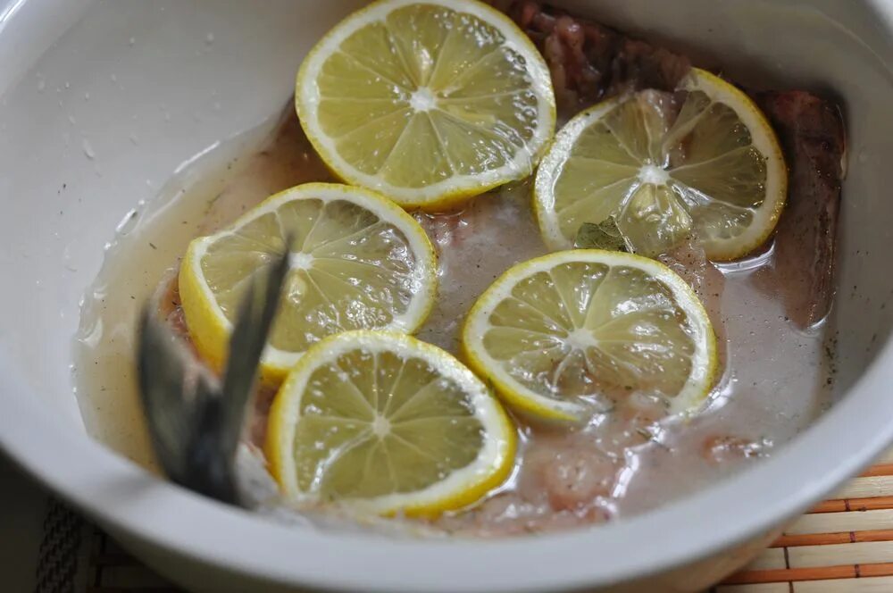 Форель в маринаде. Маринованный лимон. Маринад для белой рыбы. Лимонный маринад для рыбы.