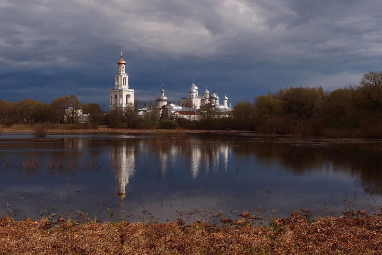 Там штиль. Юрьевский монастырь в Великом Новгороде. Юрьев монастырь Великий Новгород озеро Ильмень. Волхов Юрьев монастырь. Свято-Юрьев мужской монастырь Великий Новгород.