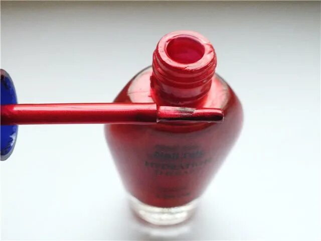 Высохший лак для ногтей. Кисточка для лака для ногтей. Высохший лак для ногтей. Покрытие для высыхания лака. Тюбик лака.