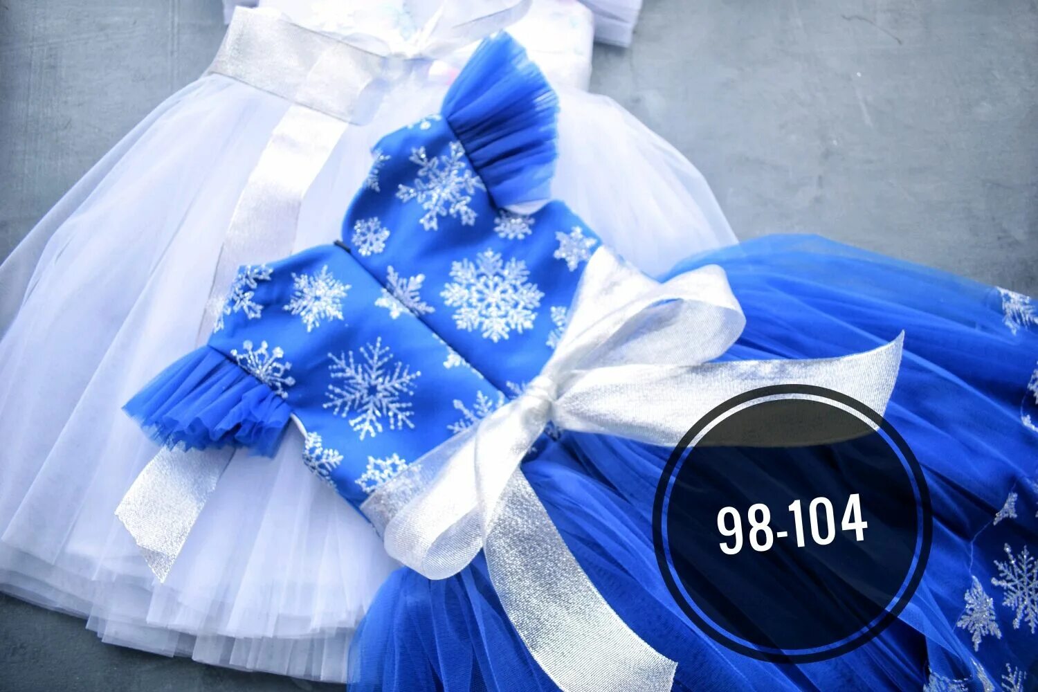 Платье снежинки для новогоднего. Платье снежинки. Голубое платье со снежинками на лето. Платье-снежинка детское. Платье-снежинка детское.