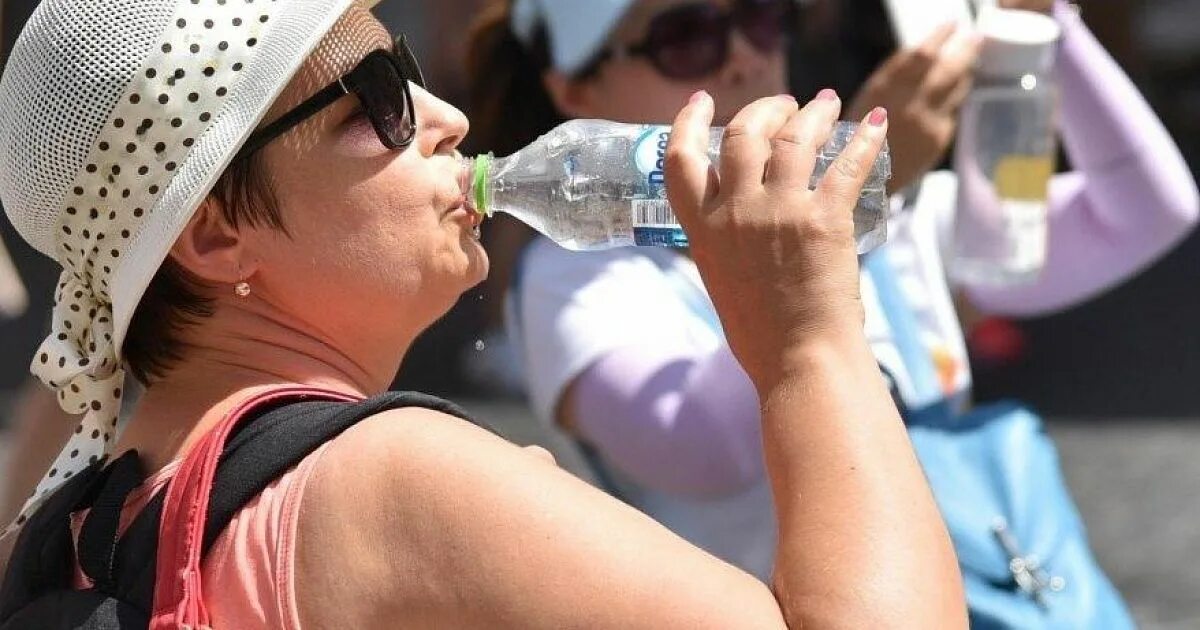 Ув дать от жары. Люди спасаются от жары. пожилые в жару. человек в жару. сильная жара.