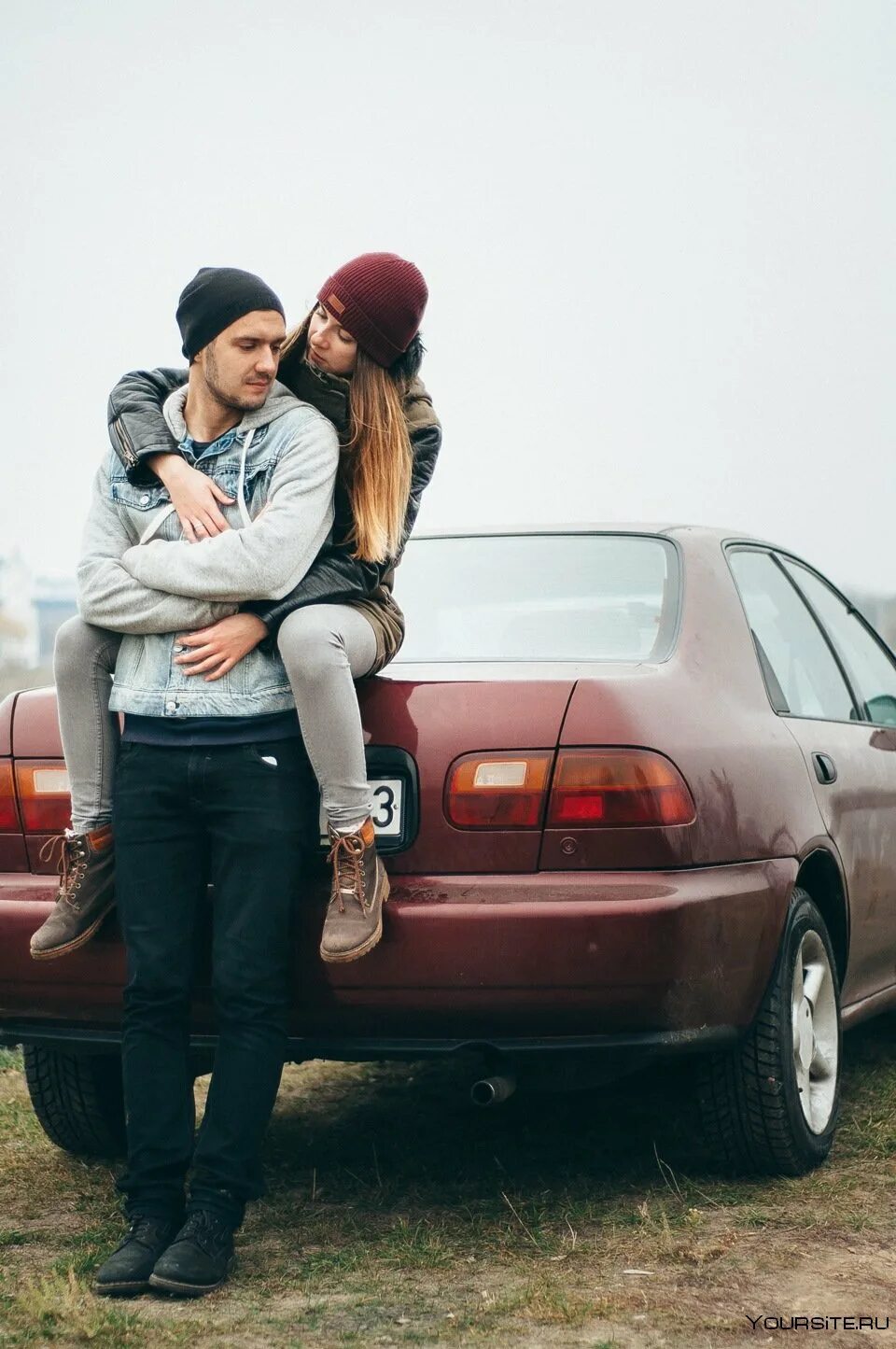 Мужчина и женщина возле машины. Парень и девушка возле машины. Девушка рядом с мерседесом. Фотосессия парня и девушки с машиной. Парень с девушкой возле машины.