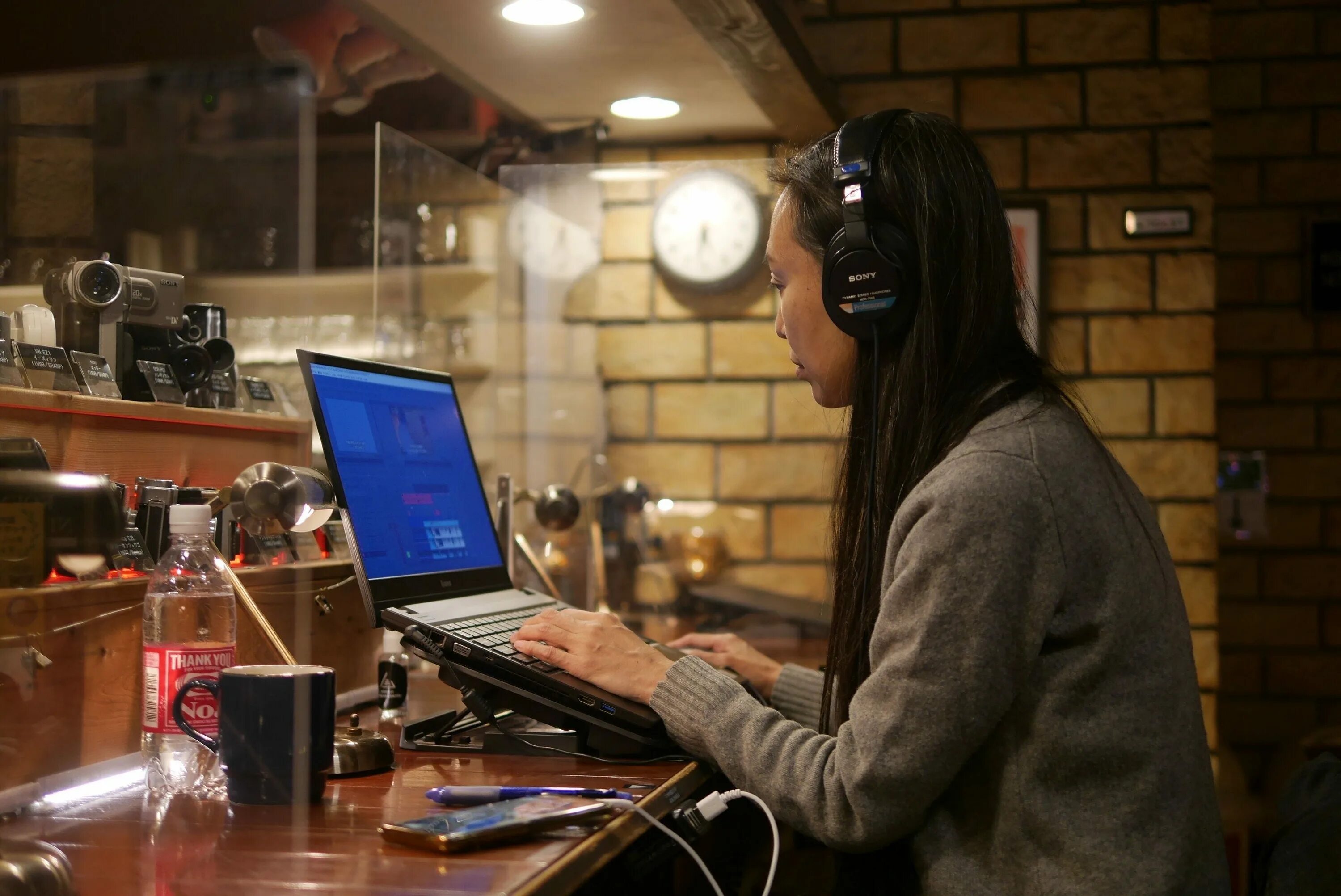 Возвращение в кафе читать. Manuscript writing Cafe. Дедлайн кафе в Токио. Writer's Cafe. Айтипедия сидит в кафе.