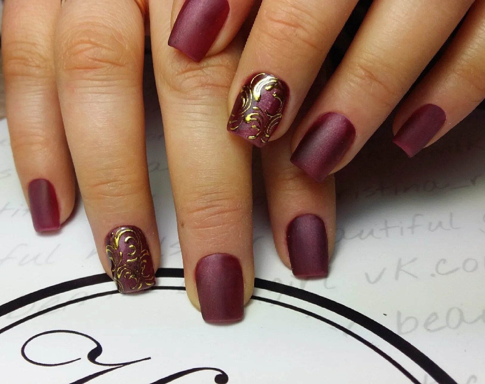 Бордовый маникюр. Маникюр бордового цвета с золотом. Ногти бордовые с золотом. Маникюр золотой бордо. Маникюр золотой бордо.