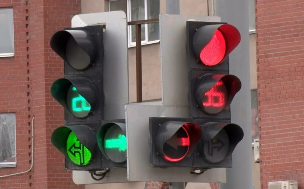 Работа светофоров тюмень. Светофор 50 лет октября тюмень. Работа светофоров тюмень. Тюменские светофоры. Перекресток со светофором.