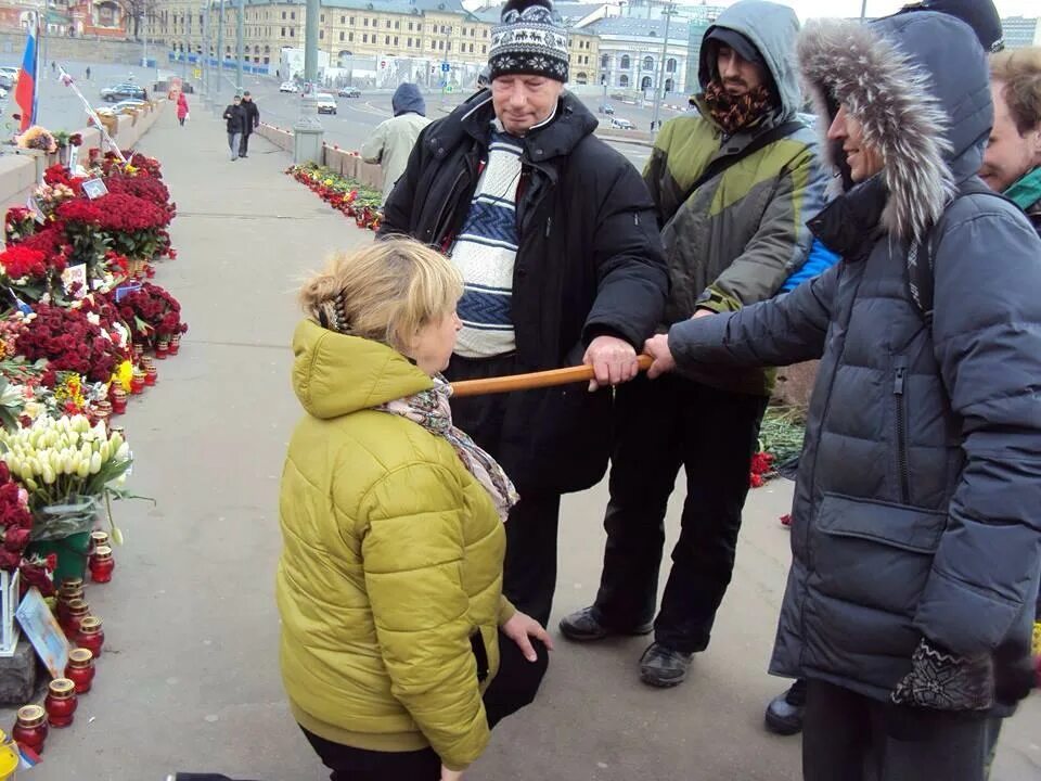 Трогательное событие. Рыцари моста Немцова. Рыцарь на мосту. Похороны Немцова Москва фото марш памяти.