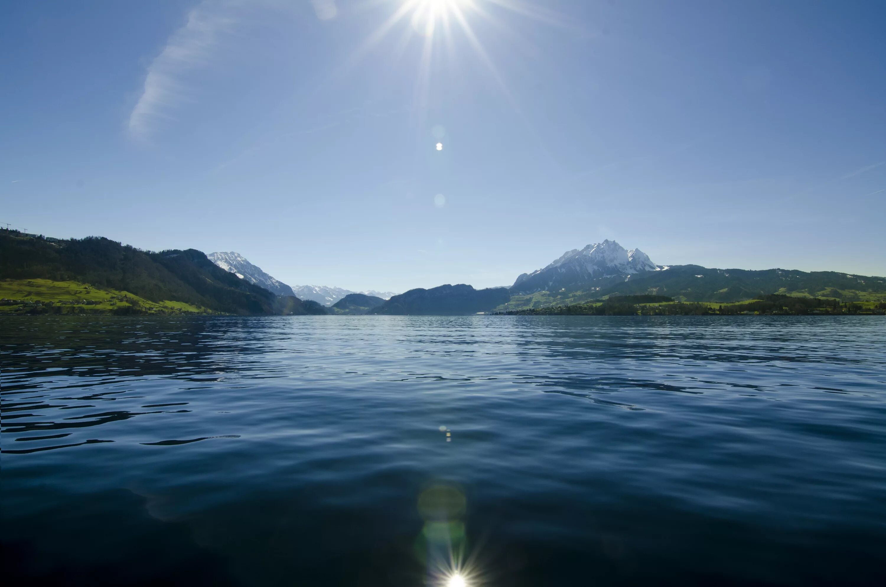 Вода озеро свет. Озеро море океан. Море вода озеро. Волны на озере. Реки озера моря.