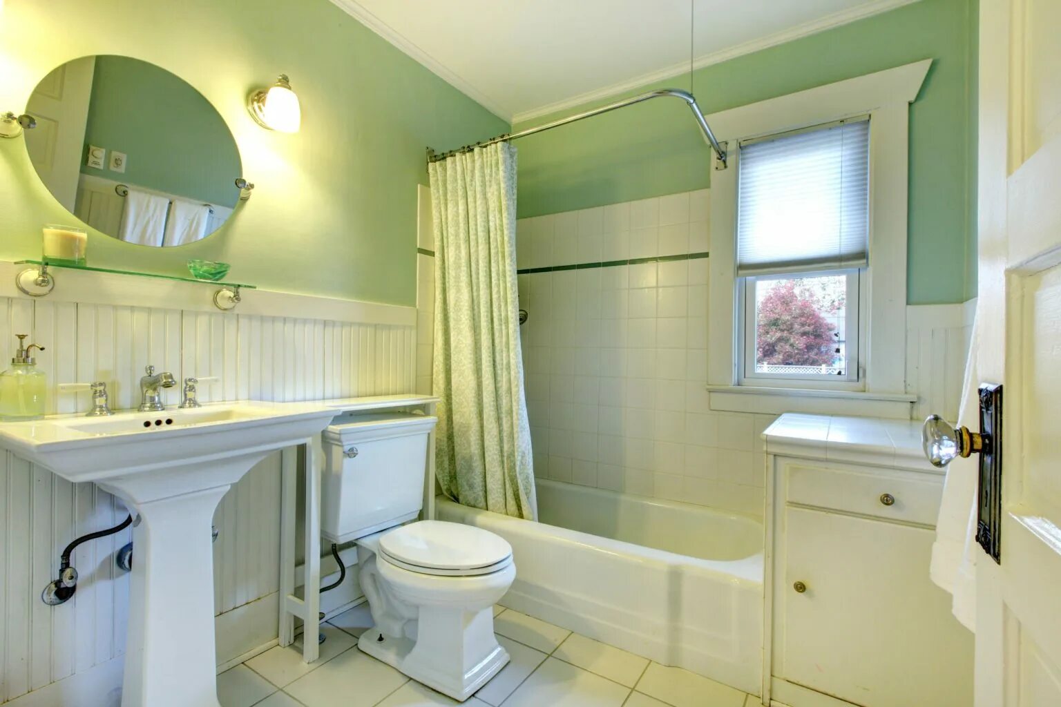Стены в ванной хрущевки. Отделка ванной комнаты краской. Окрашенная ванная комната. Ванная комната с крашенными стенами. Крашенные стены в ванной.