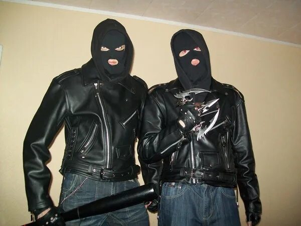 Два бандита. Бандиты в масках. Парень и девушка в балаклавах. Бандитка в маске. Девушка в балаклаве.