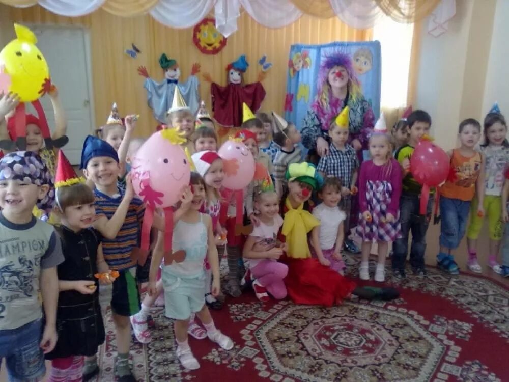 Как можно одеть ребенка на день смеха. Костюм в садик на день смеха. день смеха одежда для детей в детском саду. одежда на день смеха в садик ребенку. образ ребенка на день смеха в садик.