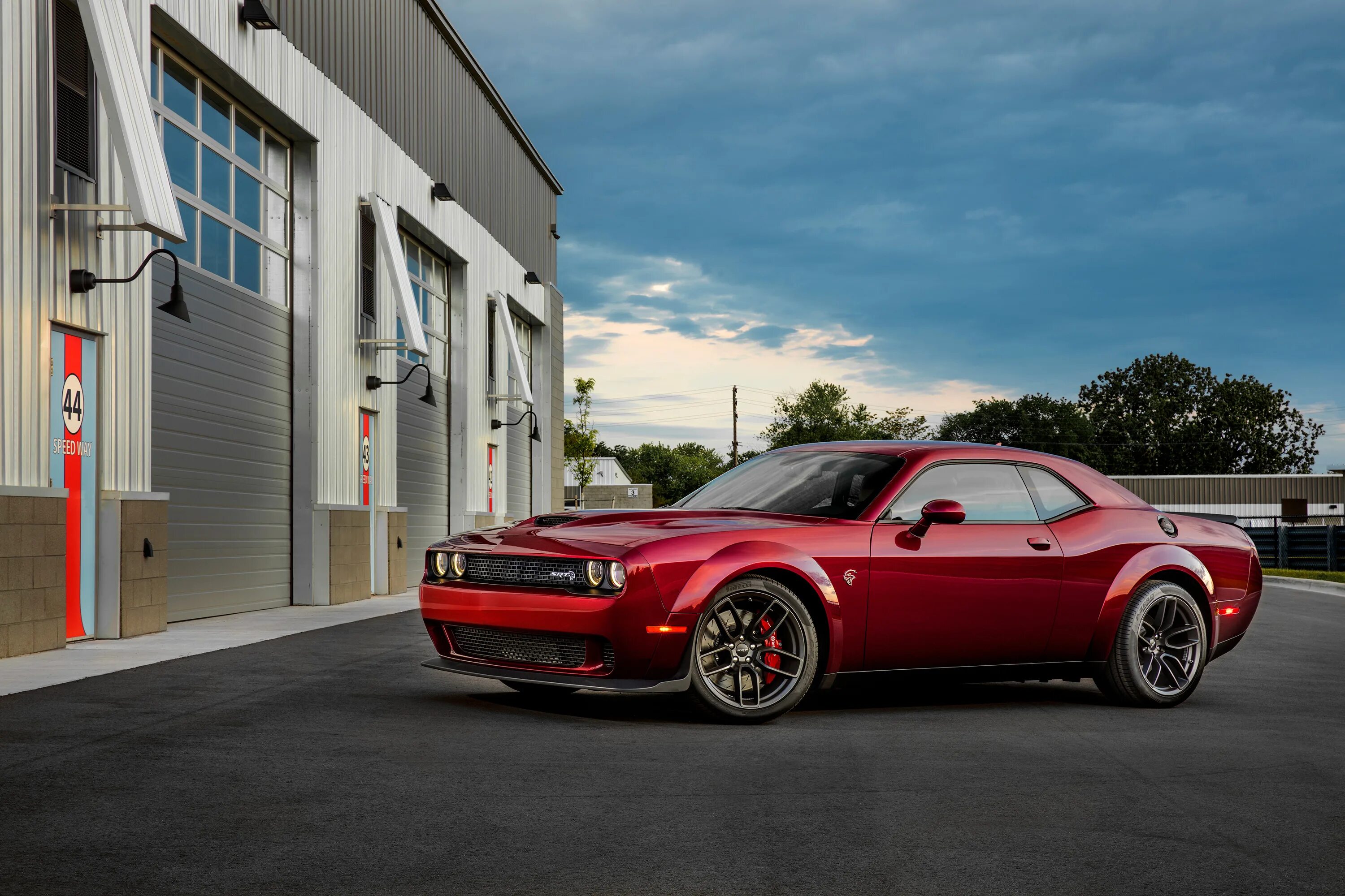 Челленджер хелкат. Додж Челленджер Хелкат. Dodge Challenger СРТ. Dodge Challenger Hellcat. Додж Челленджер Hellcat.