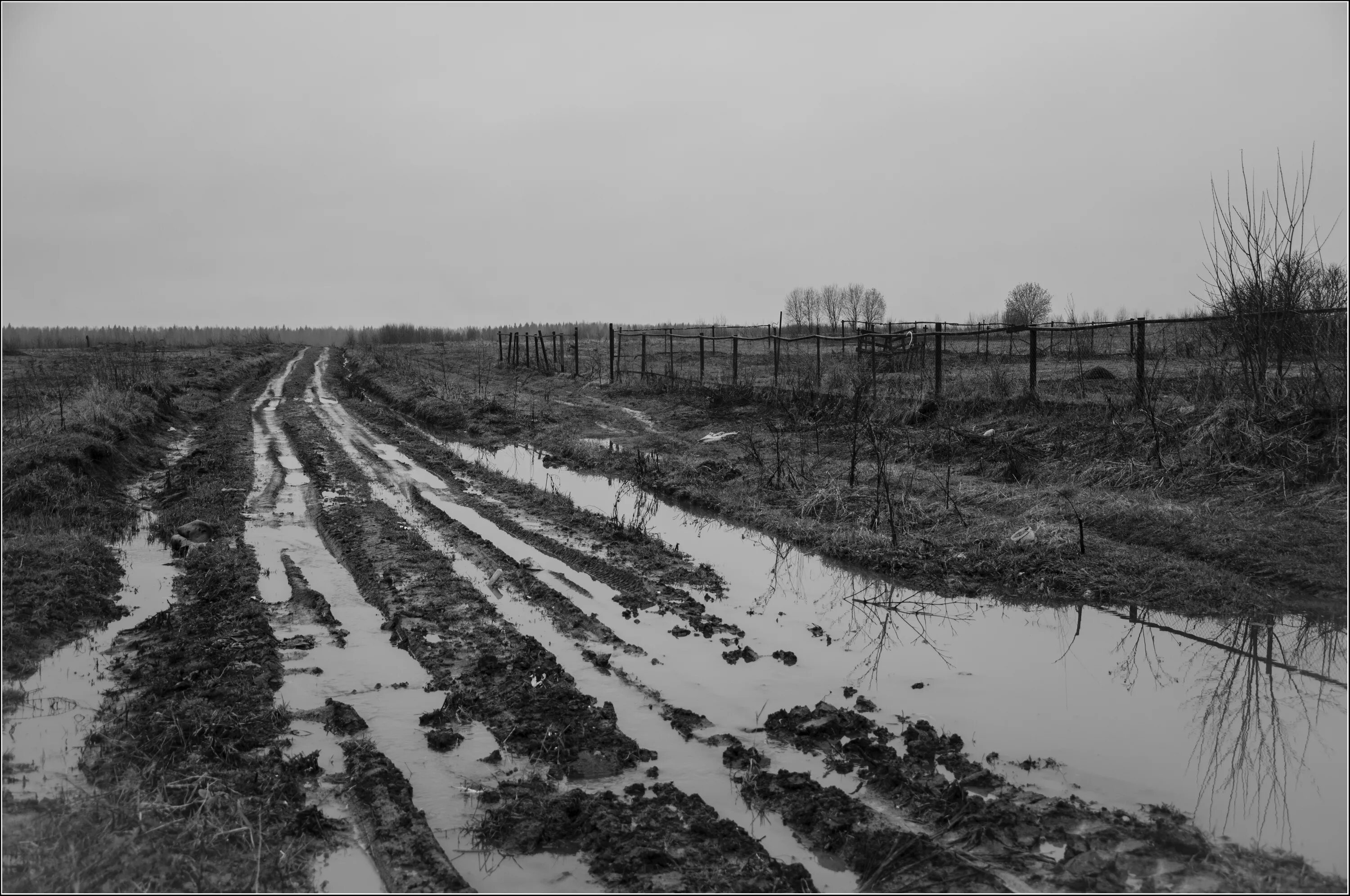 Ухабистая дорога. Хлябь на дорогах. Дороги в Нечерноземье осенью. Нечерноземье фото.