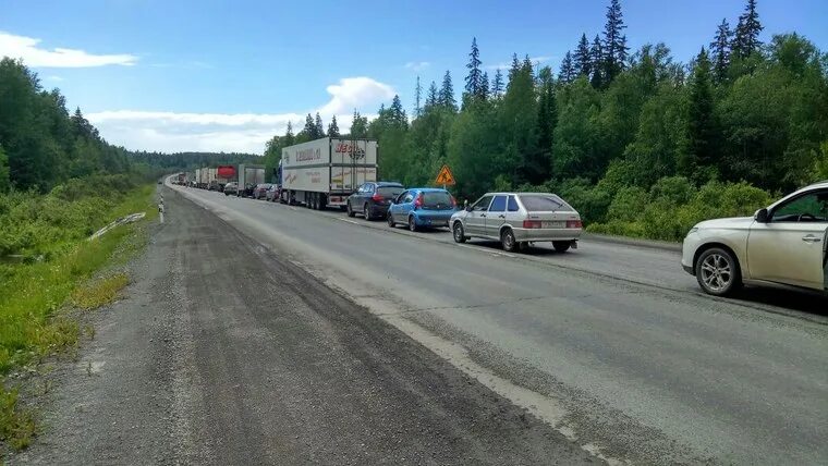 Дороги екатеринбурга сейчас. Автомобильная пробка. Пробка трасса ЕКБ. Дороги Нижнесергинского района Свердловской области. Трасса Красноуфимск Екатеринбург пробка.