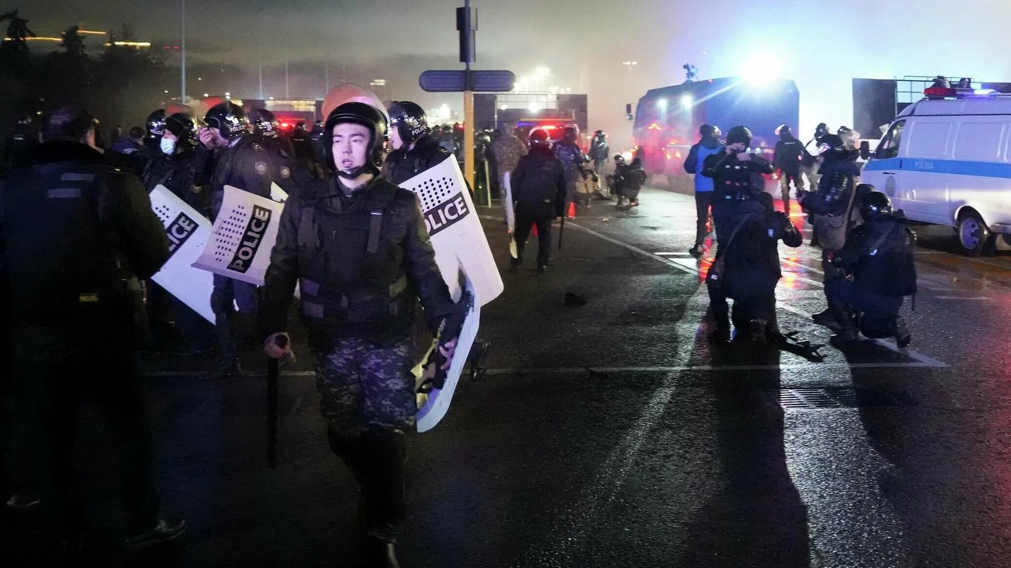 Казахстан беспорядки 2022 токаев. Протесты и чрезвычайное положение. Погромы в казахстане. Полиция алма-аты сообщила о задержании более 70 боевиков и 30 мародёров. Протесты в казахстане.