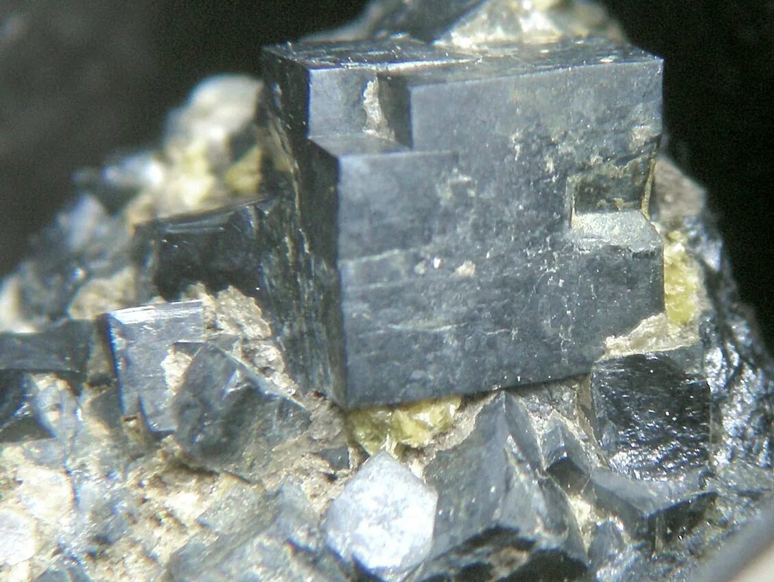 Руда урана сканворд. Уранинит минерал. Урановая смоляная обманка. Уран минерал. Пентландит минерал.