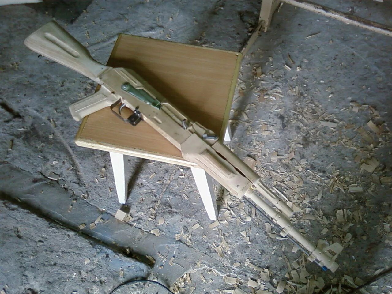 Автомат из картона. Оружие из дерева. Как самому сделать автомат. Оружие из дерева своими руками. Самодельный автомат из дерева.