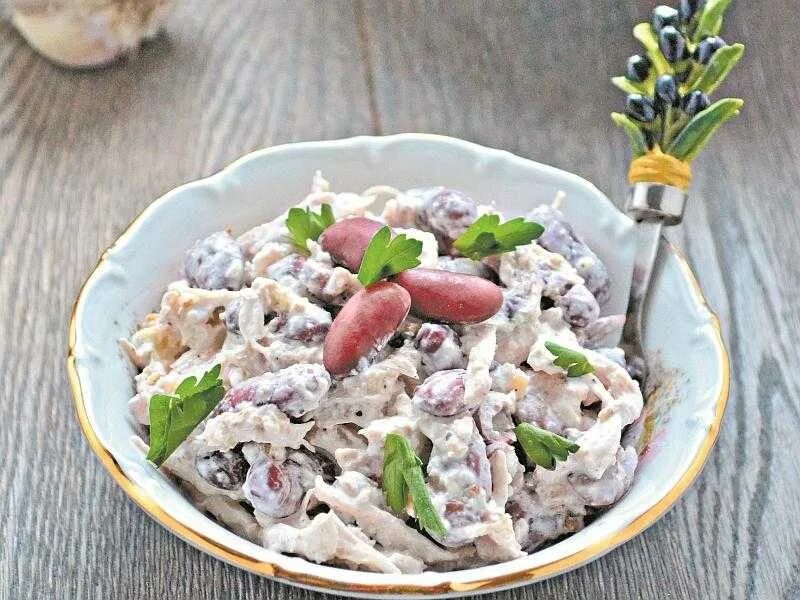 Курица фасоль соленый огурец. Салат из красной фасоли с сухариками и копченой курицей. куриный салат с фасолью. салат с красной фасолью и курицей. салат из фасоли и курицы.